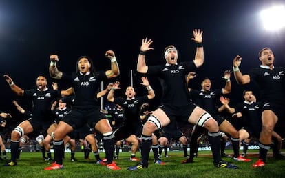 Los &#039;All Blacks&#039; realizan la tradicional Haka, una danza tribal maor&iacute; para intimidar al oponente, antes de un partido de rugby.  