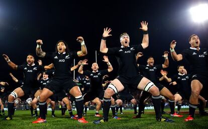 Los &#039;All Blacks&#039; realizan la tradicional Haka, una danza tribal maor&iacute; para intimidar al oponente, antes de un partido de rugby.  