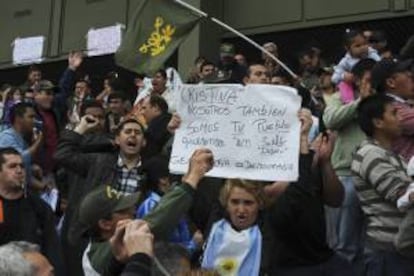 Personal de la Gendarmería protesta en el edifico Centinela, sede de esa fuerza de seguridad el 6 de octubre de 2012, en el barrio de Retiro, Buenos Aires (Argentina).