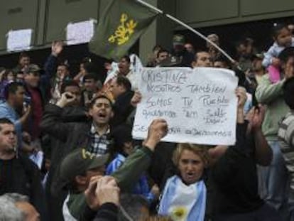 Personal de la Gendarmería protesta en el edifico Centinela, sede de esa fuerza de seguridad el 6 de octubre de 2012, en el barrio de Retiro, Buenos Aires (Argentina).