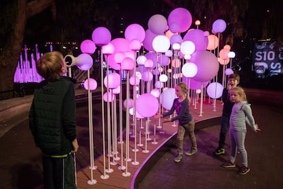 The Rocks es una zona con callejuelas y edificios históricos de la ciudad, y durante el Vivid Sydney algunos de ellos también mostrarán proyecciones y juegos de luz en sus fachadas. Un lugar en el que los niños se lo pueden pasar en grande con instalaciones interactivas. Podrán jugar con una fuente virtual o con 'Bubble Magician (en la imagen). Las bolas de esta instalación, de los artistas chinos Lu Yang y Yang Liu, se encienden e hinchan, más o menos, en función de la potencia con la que se sopla, hasta elevarse a 3,5 metros de altura.