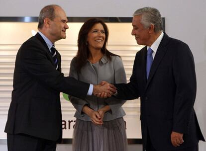 Manuel Chaves y Javier Arenas, se dan la mano antes del debate celebrado ayer en Canal Sur.