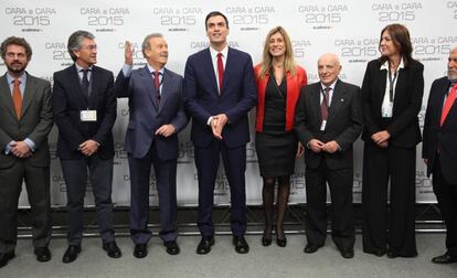 El candidato del PSOE, Pedro Sánchez (c), a su llegada al plató junto con el presentador Campo Vidal.