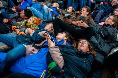 Un grupo de jóvenes bloquean un puente en Ámsterdan (Países Bajos) durante una protesta contra la inacción ante el calentamiento global.