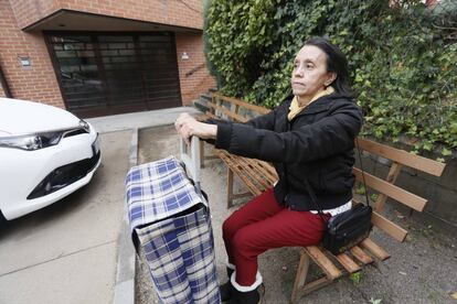 Bety espera con el carrito en la puerta de la iglesia donde va a recoger comida, en Alcobendas.