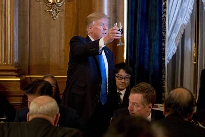 Donald Trump, sujeta una copa de vino durante un banquete en su honor en el palacio de Akasaka en Tokio (Japón), el 6 de noviembre de 2017.