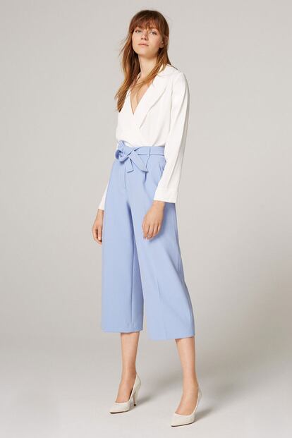 El azul pastel también destaca en las nuevas colecciones. Estos pantalones tipo culotte de Uterqüe son perfectos para ir a la oficina (89 euros).