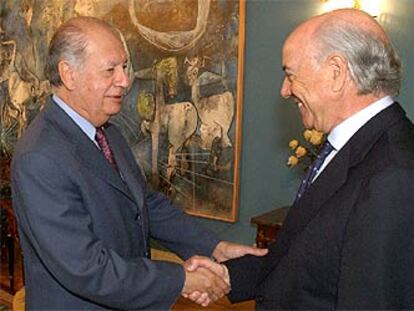 Ricardo Lagos estrecha la mano de Francisco González