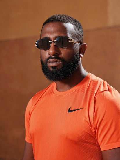 Delarue. Músico (Madrid, 32 años). De ascendencia nigeriana y marroquí, es uno de los raperos underground más respetados de este país. Amigo y colaborador de Morad.