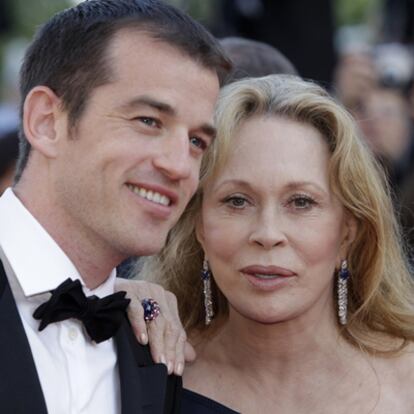 Faye Dunaway y su hijo Liam O'Neill, en mayo en Cannes.