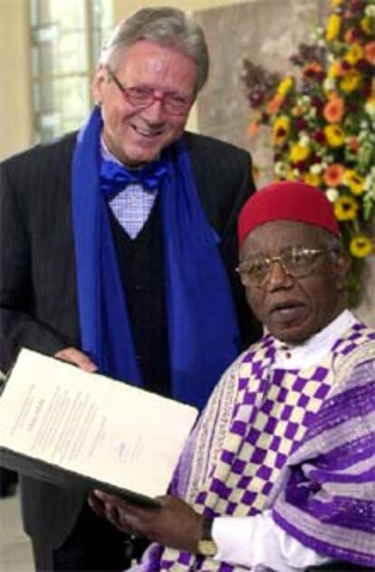 Dieter Schormann, presidente de los libreros alemanes, entrega el Premio de la Paz a Chinua Achebe.