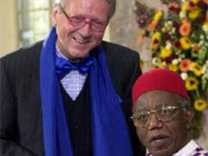 Dieter Schormann, presidente de los libreros alemanes, entrega el Premio de la Paz a Chinua Achebe.