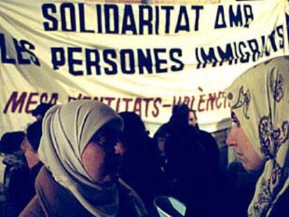 Dos mujeres inmigrantes durante la manifestación de anoche en Valencia.