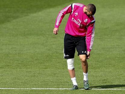 Karim Benzema abandona el entrenamiento por molestias en la rodilla