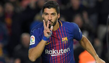 Luis Su&aacute;rez celebra su gol en el partido de ida de Copa del Rey entre el Barcelona y el Valencia 