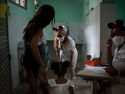Una enfermera saluda a una niña a punto de ser vacunada en La Habana, el pasado 16 de septiembre.