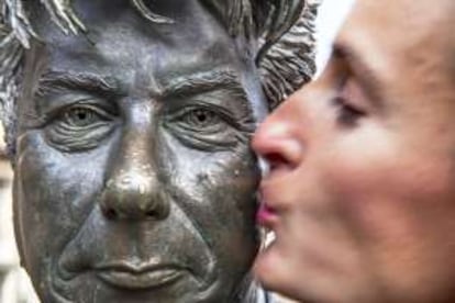 Escultura del escritor galés Ken Follett junto a la catedral de Vitoria, en la que se inspiró para escribir ‘Un mundo sin fin’.