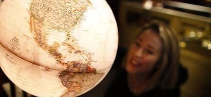 Una mujer ante un globo terráqueo en el espacio National Geographic.