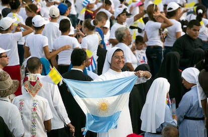 El pontífice celebró la eucaristía ante miles de cubanos que le esperaban desde primeras horas de la mañana. En la imagen, ambiente en la plaza de la Revolución en La Habana (Cuba).