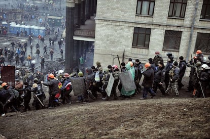 Manifestantes escoltan varios policías capturados cerca de la plaza de la Independencia en Kiev, 20 de febrero 2014.