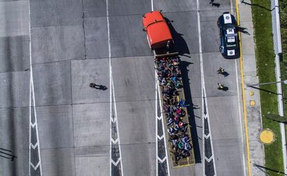 Vista aérea de migrantes de la caravana centroamericana que se dirige a Estados Unidos, a bordo de un camión de carga, en Ciudad de México. El presidente estadounidense, Donald Trump, advirtió que hasta 15000 soldados podrían ser enviados a la frontera con México para detener el intento de los migrantes de cruzar ilegalmente.