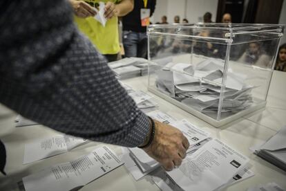 Colocación de las papeletas por partidos, en el colegio Julià Ramis de Girona.