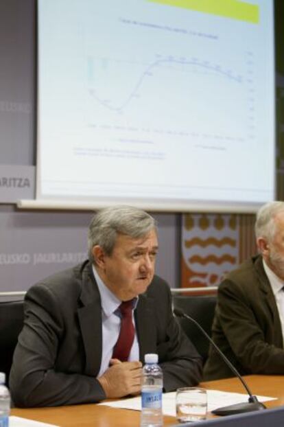 El consejero de Economía, Carlos Aguirre, en la rueda de prensa de esta mañana.