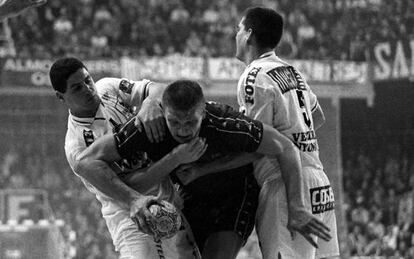 Xepkin, en un partido contra el Veszprem, en 1998.