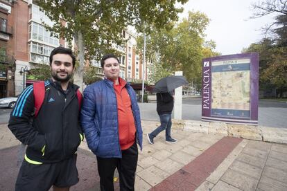 El frío que ya hace tiritar a Palencia le es indiferente a Álvaro Martínez, en pantalón corto, junto a su amigo Jaime García, ambos de 21 años. Los estudiantes creen que el político palentino “solo aparenta haberse hecho moderado”. La barba, dicen los jóvenes, es solo un truco para modificar su imagen.