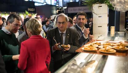 EL 'president' Quim Torra (centro) y el consejero Jordi Puigneró (der.), en un evento en el mercado de la Boquería