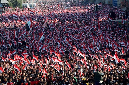 Un grupo de chíes, seguidores del clérigo Muqtada al-Sadr, se manifiesta portando banderas iraquíes en el centro de Bagdad.