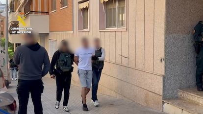 Agentes de la Guardia Civil trasladan al joven de 22 años detenido el pasado 26 de mayo en Castellbisbal (Barcelona) acusado de los delitos de adoctrinamiento y autocapacitación terrorista.
