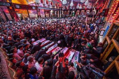 Funeral en la ciudad sagrada de Karbala por los miembros del Cuerpo Especial de Armas y Tácticas (SWAT) y milicianos chiítas muertos en el atentado suicida perpetrado con coche bomba en Jurf al-Sakhar, al sur de Bagdad, Iraq.