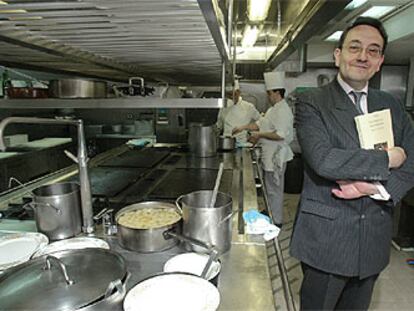 Felipe Fernández-Armesto, en las cocinas de un hotel de Madrid.