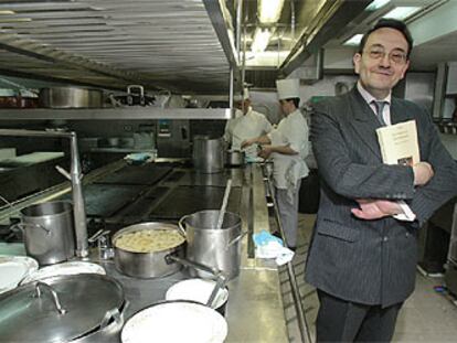 Felipe Fernández-Armesto, en las cocinas de un hotel de Madrid.