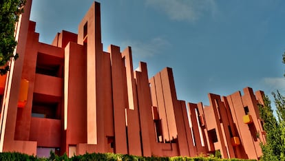 Alojarse en la Muralla Roja de Calpe

Dicen que es el lugar más instagrameable de España, con cerca de 8.000 publicaciones haciéndose eco de su belleza en la red social. Tras llamar la atención de firmas como Reebok y Delpozo, el conjunto de apartamentos diseñado por Ricardo Bofill es el reclamo turístico de moda en Calpe. A su fastuoso vecino, el Peñón de Ifach, le ha salido competencia.