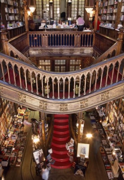 Interior de la librería Lello en Oporto.