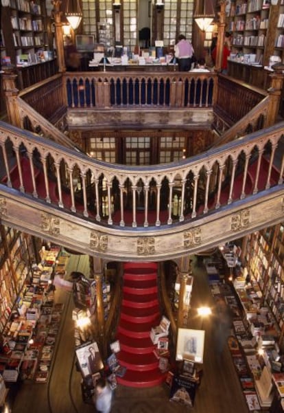 Interior de la librer&iacute;a Lello en Oporto.