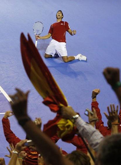 Fernando Verdasco celebra su victoria sobre José Acasuso ante el entusiasmo de los españoles.