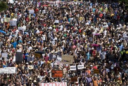 Imagen de la manifestación del 15-M a su paso por el paseo de la Castellana de Madrid con dirección a la plaza de Neptuno.