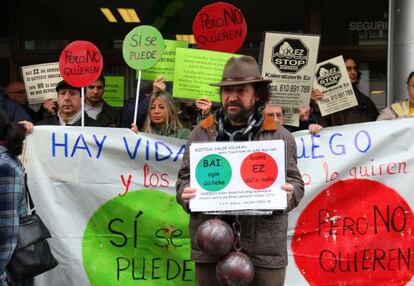 Un momento de la concentración de la Plataforma de Afectados por la Hipoteca (PAH) ante la sede del PP en Bilbao.