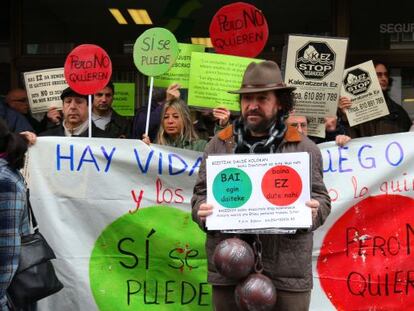 Un momento de la concentración de la Plataforma de Afectados por la Hipoteca (PAH) ante la sede del PP en Bilbao.