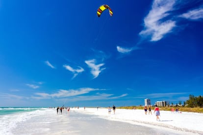 Esta playa se encuentra en la isla de Siesta Key. Haciendo referencia a su nombre, este es un buen lugar para relajarse. Su arena está compuesta principalmente de cuarzo, y en los últimos años ha sido nombrada en dos ocasiones como la mejor playa del país.<br></br> Más información: visitsarasota.com/siesta-key