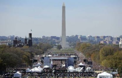 Vista general del National Mall de Washington, donde decenas de miles de personas han secundado la convocatoria del humorista Jon Stewart "para recuperar la cordura", una concentración para reclamar, a tres días de las elecciones de mitad de mandato, que se escuchen las voces de los moderados y no sólo las de quienes más gritan.