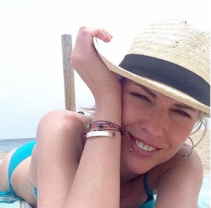 Judit Mascó aprovechó el domingo para leer tranquilamente en la playa de Barcelona, según quiso dejar reflejado la modelo en una foto subida a su cuenta de Instagram.