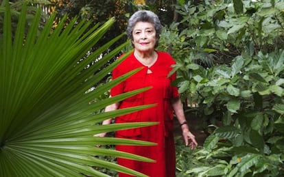 Claribel Alegr&iacute;a, en el jard&iacute;n de su casa en Managua.