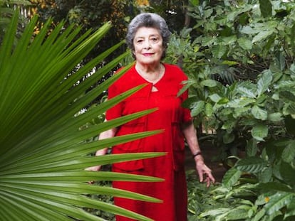 Claribel Alegr&iacute;a, en el jard&iacute;n de su casa en Managua.