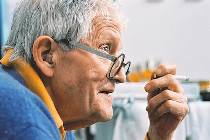 David Hockney en Portraits (2016), retrato en 16 milímetros donde aparece fumando en un bucle continuo.