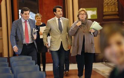 De izquierda a derecha, los ediles del PP Iñigo Arcauz, Ramón Gómez y María José Usandizaga.