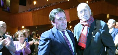 I&ntilde;aki Azkuna, a la derecha, junto al presidente de la ABAO, Juan Carlos Matellanes, tras recibir este viernes la distinci&oacute;n.